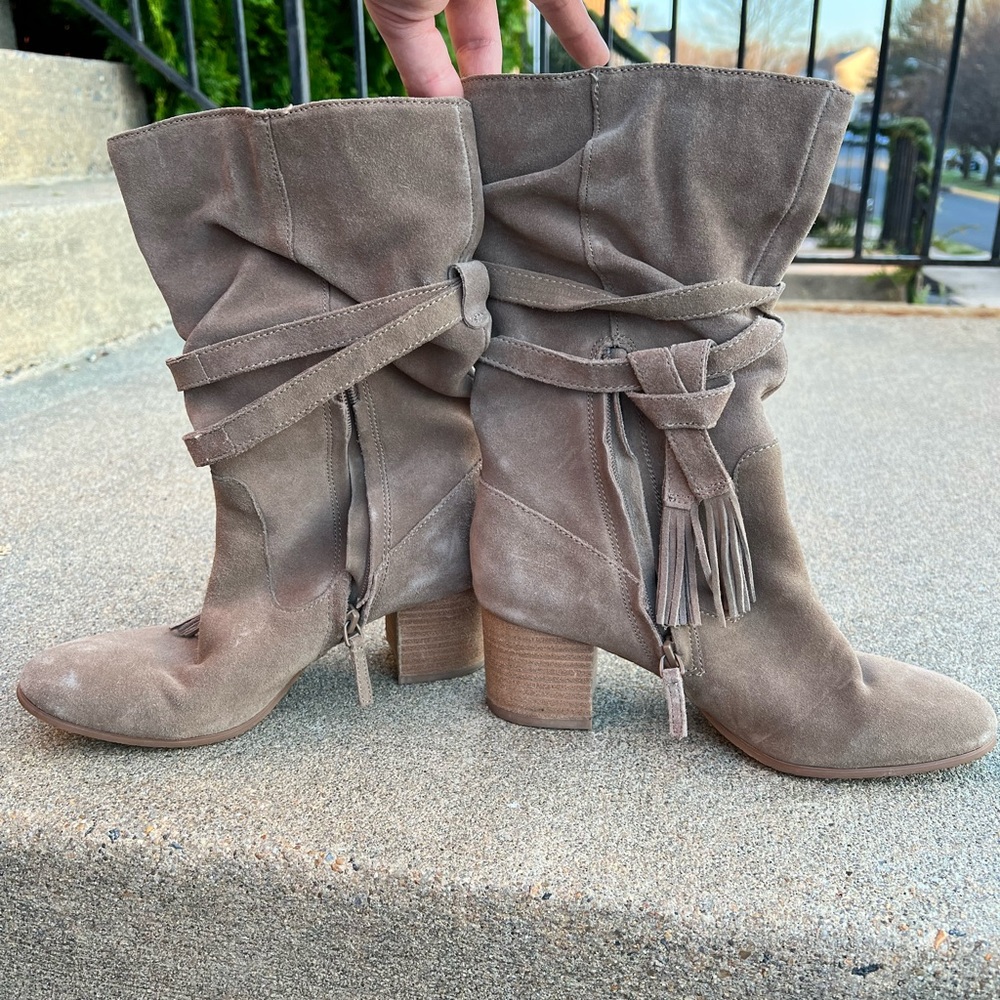 Tahari Johnny Nude/ Beige Suede Booties Women’s 8.5 EUC